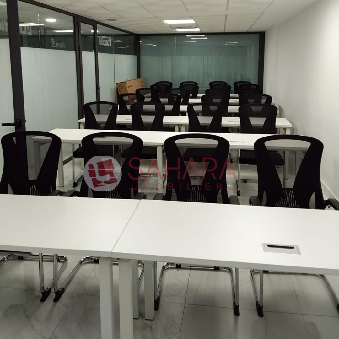 Structure : Panneaux en MDF haute densité, résistants à l’usure quotidienne
Revêtement : Mélaminé décor bois clair, résistant aux rayures et facile d’entretien
Épaisseur du plateau : 25 mm pour une excellente stabilité
Piètement métallique : Tubes en acier époxy assurant robustesse et durabilité
Dimensions : Longueur 120 cm x Profondeur 50 cm x Hauteur 76 cm
Plateau rectangulaire : idéal pour le travail individuel ou en groupe
Passage de câbles intégré (option selon configuration) pour l’organisation